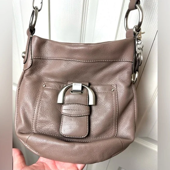 B. MAKOWSKY Crossbody Purse Taupe Tan Beige Brown Leather Handbag Buckle Pockets - Picture 3 of 16